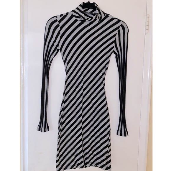 GUESS MINI TURTLE NECK OPEN BACK DRESS Size Small - Picture 1 of 8